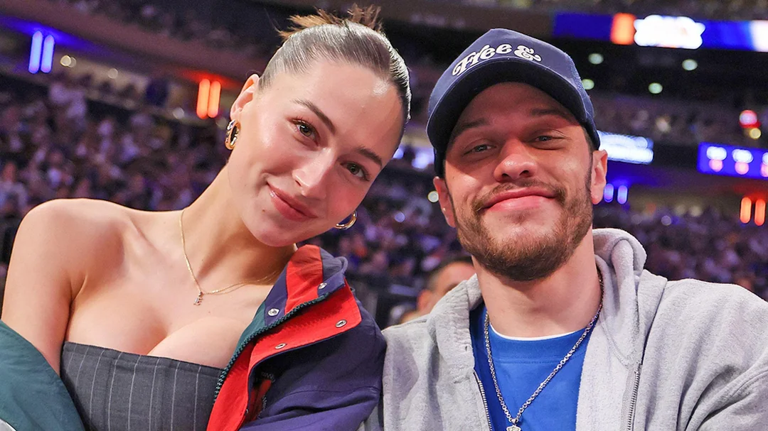 alt="Elsie Hewitt unfiltered baby announcement photo"